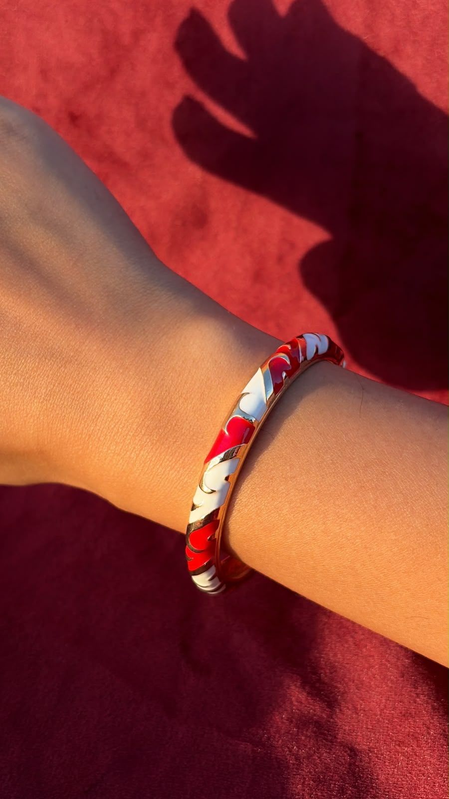 Red & white wavy bangle